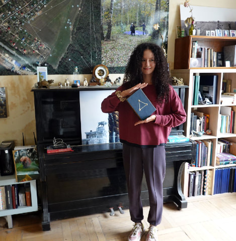 Катя Смолянская с книгой