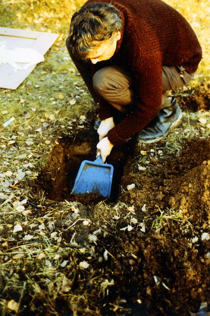 Коллективные действия. Лозунг-86. Фото: Копаем яму. Андрей Монастырский