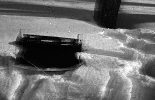 Ящик "Музыки согласия" на снегу в аллее
