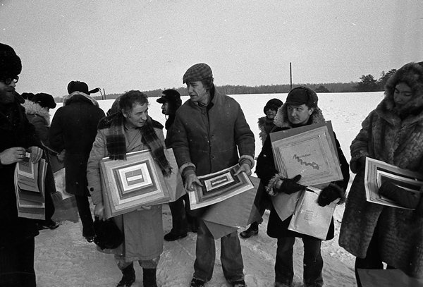 КАРТИНЫ. Фото акции Коллективных Действий, в центе Илья Кабаков и Иван Чуйков