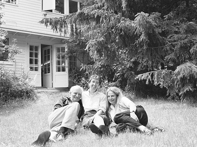 Билли Клювер и Джули Мартин около своего дома, вместе с Ириной Наховой,  Billy Klüver and Julie Martin in front of their house with Irina Nakhova