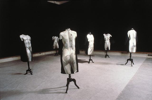 Ирина Нахова «Друзья и знакомые» (Пальто, портновские манекены, около 160 см высотой каждый, масло и акрил, электроника), 1994