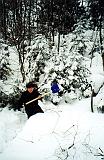 И Макаревич копает снег