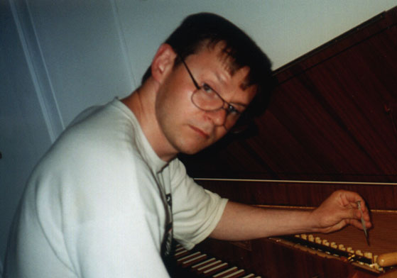 Сергей Загний. За клавесином. Цюрих. 1999. Фото: Ильма Ракуза  (1a).